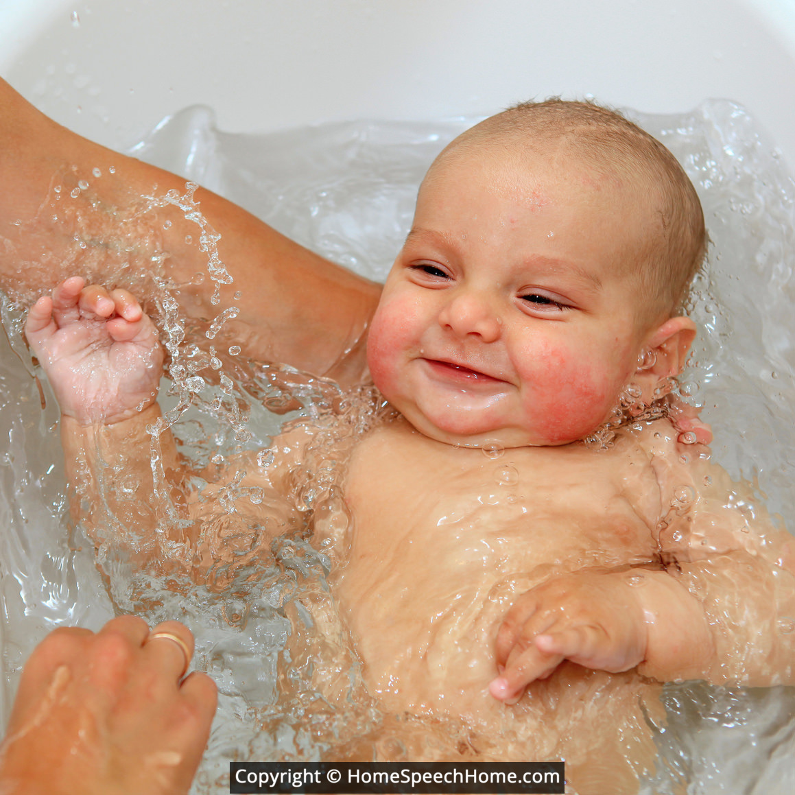Искупала малыша в горячей воде. Пуканье новорожденного. Купание малыша. Купание новорожденного ребенка. Малыш в ванной.